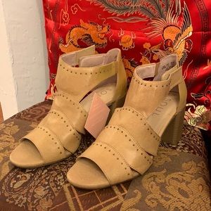 Brand new Naturalizer heels in brown/tan. Size : 9.5